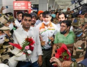 Who are those who have started preparations to surround Neeraj Chopra in Paris
